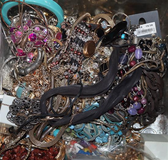 A quantity of assorted costume jewellery.